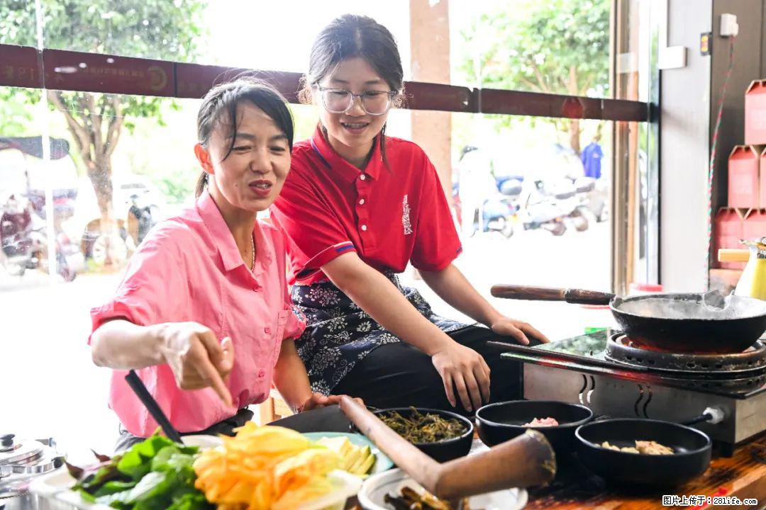 全网追的“扁担女孩”,找了一份暑假工,时薪12元 - 海南生活资讯 - 海南28生活网 hainan.28life.com