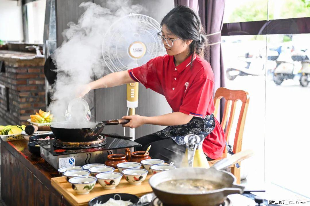 全网追的“扁担女孩”,找了一份暑假工,时薪12元 - 海南生活资讯 - 海南28生活网 hainan.28life.com